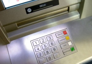 Ohne Girokonto bekommt man am Geldautomat kein Geld Foto: Rainer Sturm / pixelio.de